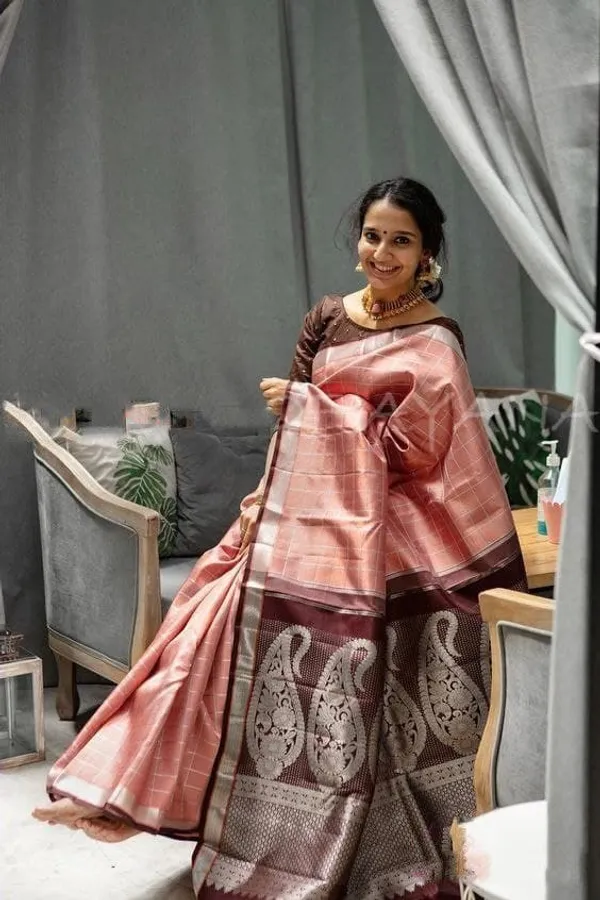 Magenta_Embellished_Banarasi_Jacquard_Saree_(Magenta)
